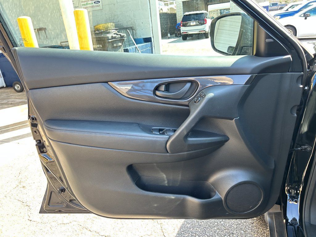 Used 2020 Nissan Rogue S FWD image 9