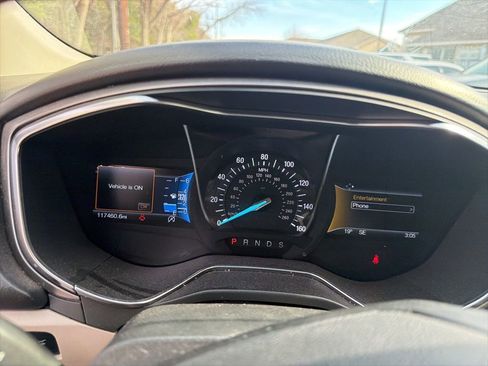 Used 2017 Ford Fusion SE w/ Fusion SE Technology Package image 16