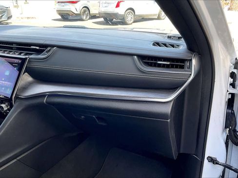 Used 2022 Jeep Grand Cherokee Overland w/ Luxury Tech Group IV image 18