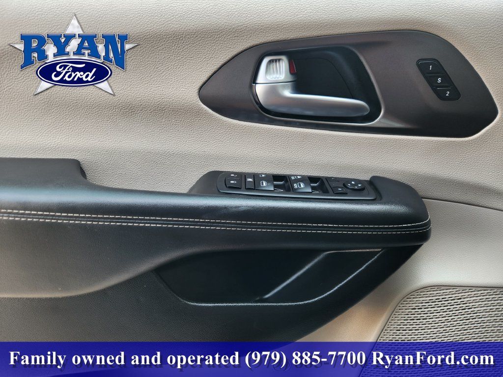 Used 2024 Chrysler Pacifica Touring-L FWD image 17