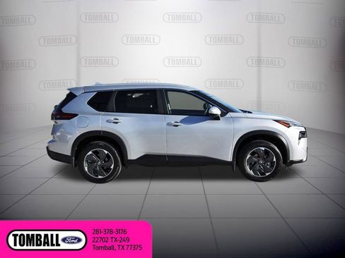 Used 2024 Nissan Rogue SV w/ SV Premium Package image 8