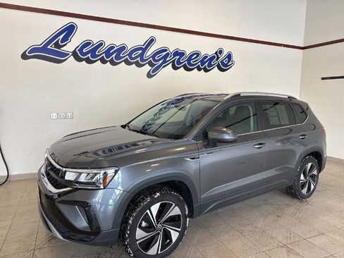 Used 2024 Volkswagen Taos SE AWD/4WD image 1