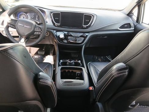 Used 2025 Chrysler Pacifica Limited FWD image 17