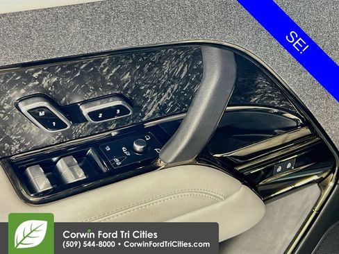 Used 2024 Land Rover Range Rover Sport SE AWD/4WD image 12