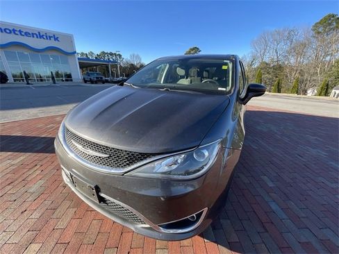 Used 2018 Chrysler Pacifica Touring Plus image 4