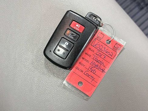 Used 2017 Toyota Highlander XLE AWD/4WD image 33