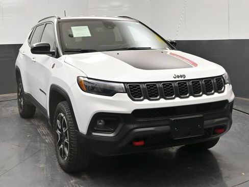 Used 2025 Jeep Compass Trailhawk AWD/4WD image 2