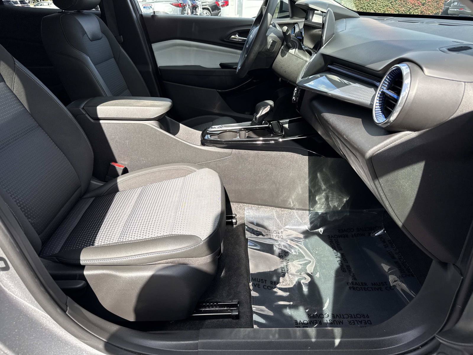 Used 2025 Chevrolet Trax LT FWD image 25