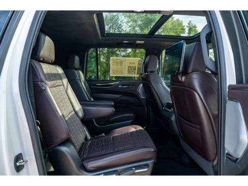 Used 2022 Cadillac Escalade ESV Sport Platinum RWD image 19