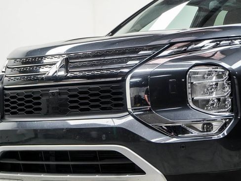 Used 2024 Mitsubishi Outlander SE image 2