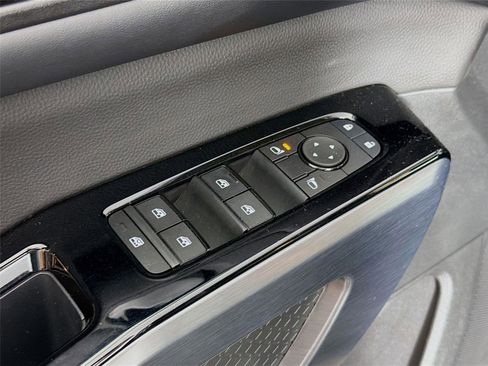 Used 2025 Nissan Pathfinder SL AWD/4WD image 19