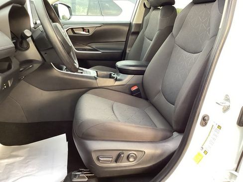Used 2025 Toyota RAV4 XLE AWD/4WD image 12