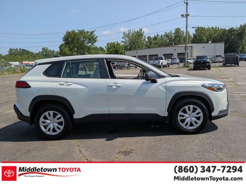Used 2025 Toyota Corolla Cross L AWD/4WD image 2