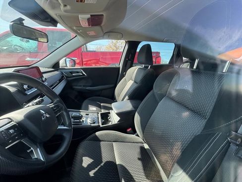 Used 2023 Mitsubishi Outlander ES image 7