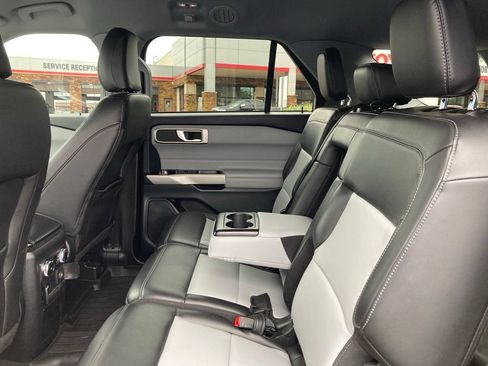 Used 2023 Ford Explorer XLT w/ Equipment Group 202A RWD image 11