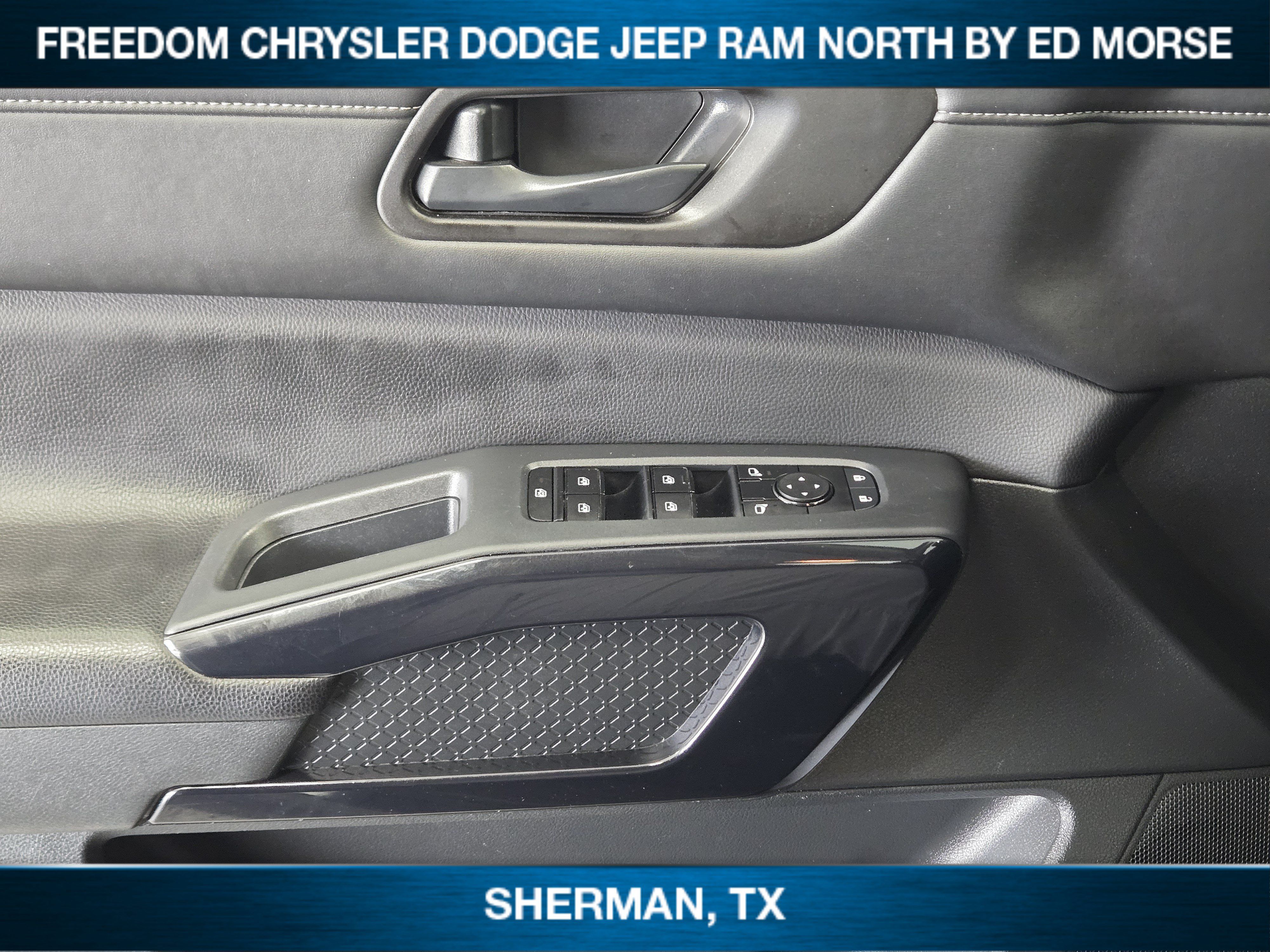 Used 2025 Nissan Pathfinder SV FWD image 17