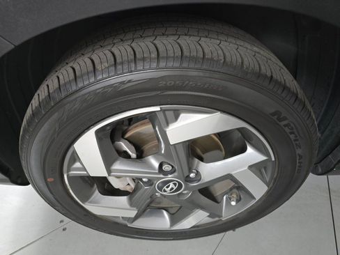 Used 2024 Hyundai Venue Limited image 9