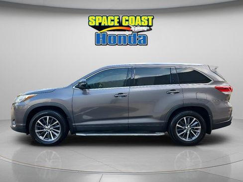 Used 2019 Toyota Highlander XLE AWD/4WD image 6