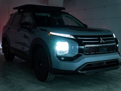 Used 2025 Mitsubishi Outlander AWD image 22