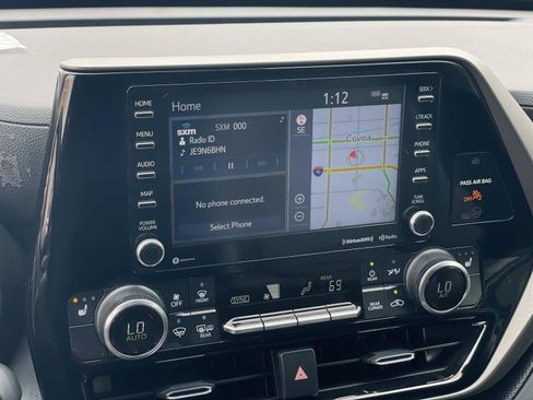 Used 2022 Toyota Highlander XLE FWD image 13