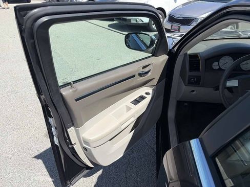 Used 2010 Chrysler 300 Touring RWD image 6