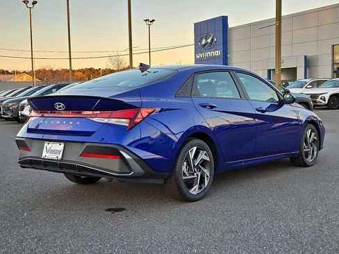 Certified 2025 Hyundai Elantra Sport image 30