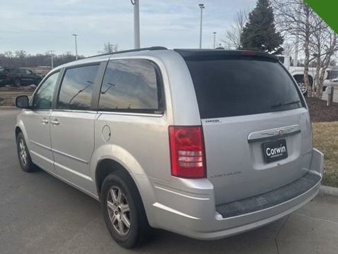 Used 2010 Chrysler Town & Country Touring image 6