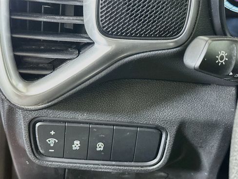 Used 2025 Kia Soul LX w/ LX Technology Package FWD image 17