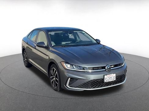 Used 2025 Volkswagen Jetta SE image 3