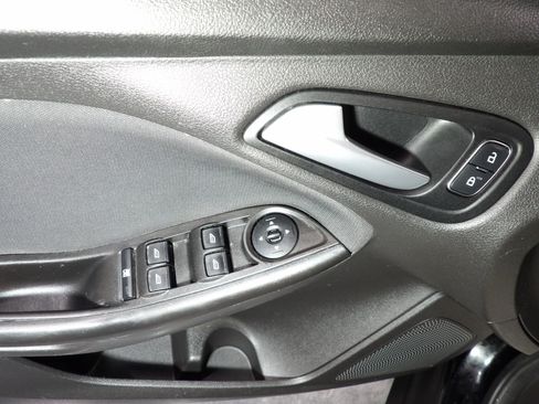 Used 2018 Ford Focus SE FWD image 7