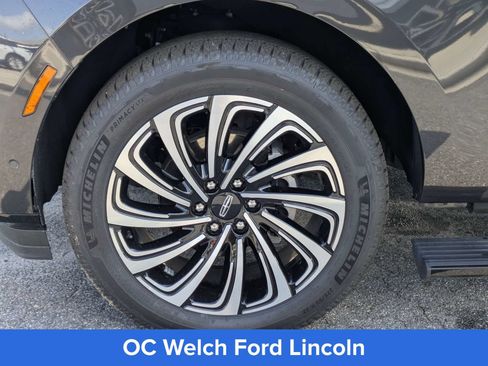 Certified 2025 Lincoln Navigator L Black Label AWD/4WD image 6