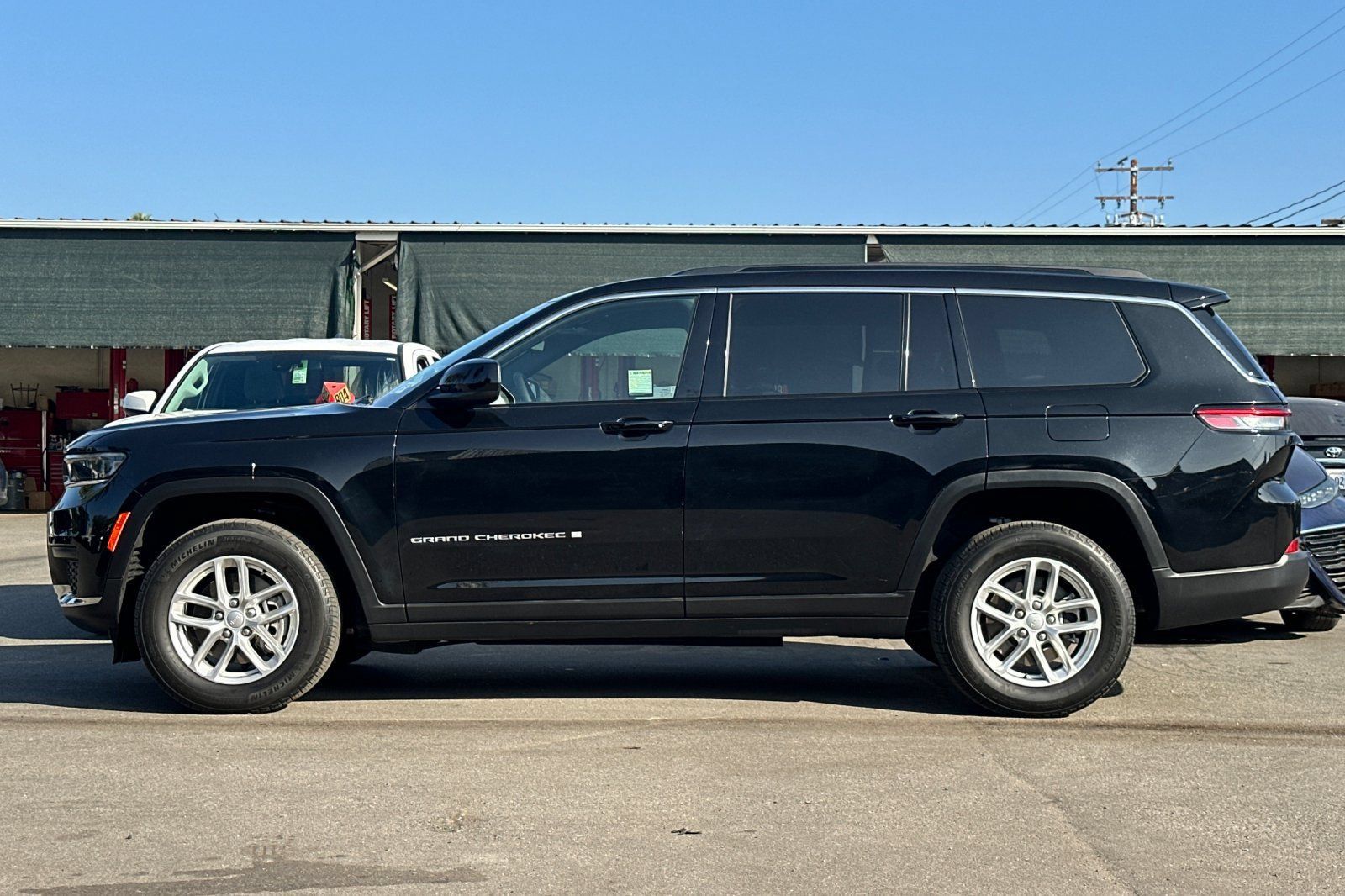 Used 2024 Jeep Grand Cherokee L Laredo w/ Luxury Tech Group I AWD/4WD image 7