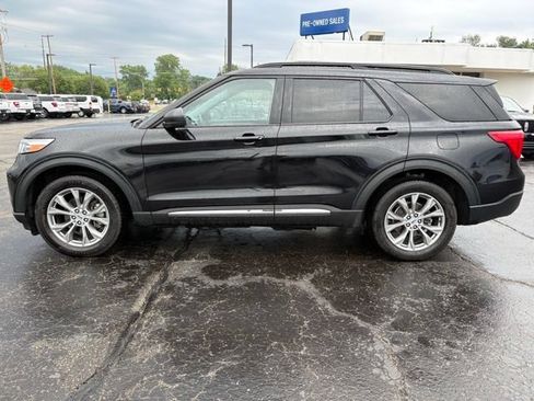 Used 2022 Ford Explorer XLT w/ Equipment Group 202A AWD/4WD image 2