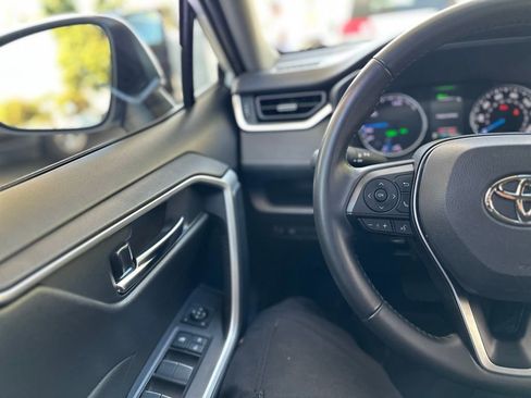 Used 2022 Toyota RAV4 XLE Premium AWD/4WD image 7