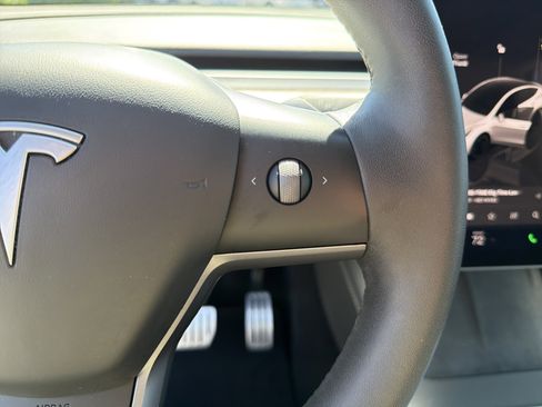 Used 2023 Tesla Model Y Performance image 10