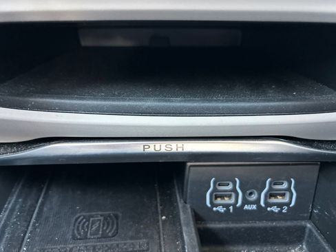 Used 2023 Chrysler Pacifica Limited AWD/4WD image 33