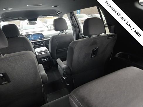 Used 2025 Chevrolet Traverse LT image 13