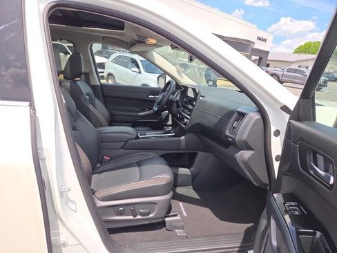 Used 2023 Nissan Pathfinder SL AWD/4WD image 16