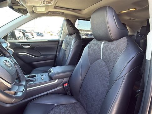Used 2024 Toyota Highlander XLE image 14