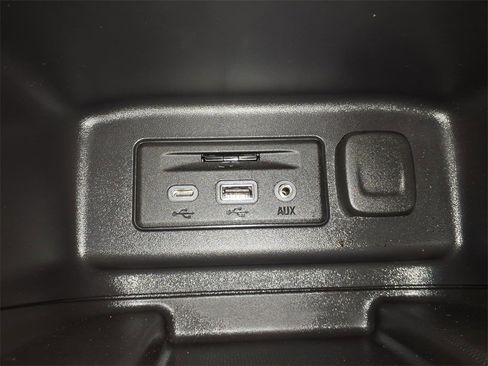 Used 2023 Chevrolet Equinox Premier image 13