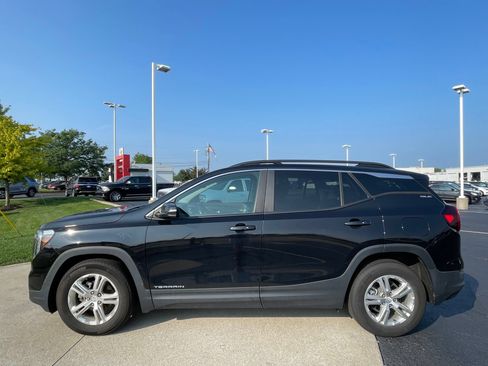 Used 2022 GMC Terrain SLE w/ Driver Convenience Package FWD image 4