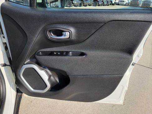 Used 2019 Jeep Renegade Latitude FWD image 14