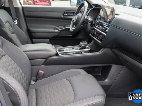 Used 2025 Nissan Pathfinder SV image 17