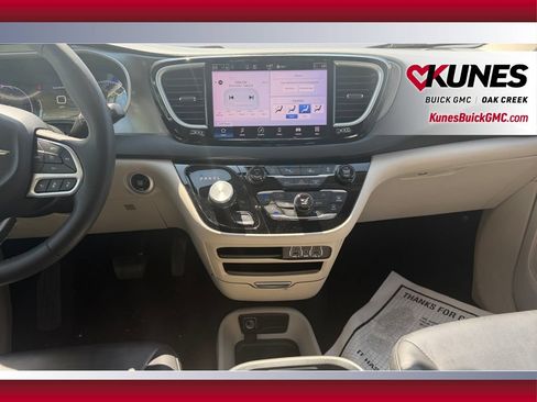 Used 2023 Chrysler Pacifica Touring-L FWD image 25