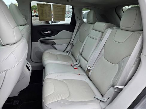 Used 2019 Jeep Cherokee Limited w/ Luxury Group AWD/4WD image 33