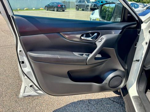 Used 2018 Nissan Rogue SV AWD/4WD image 9