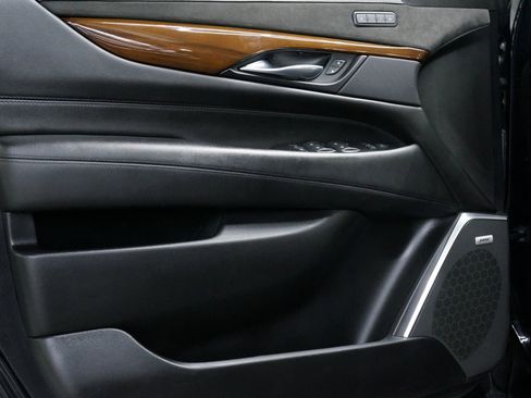 Used 2019 Cadillac Escalade Luxury image 28