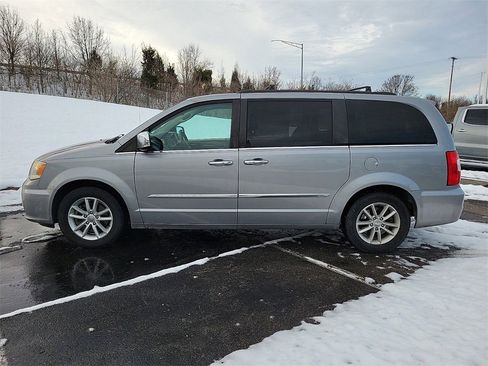 Used 2014 Chrysler Town & Country Touring-L w/ Driver Convenience Group image 5