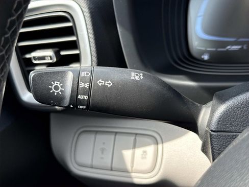Used 2024 Hyundai Venue SEL FWD image 17