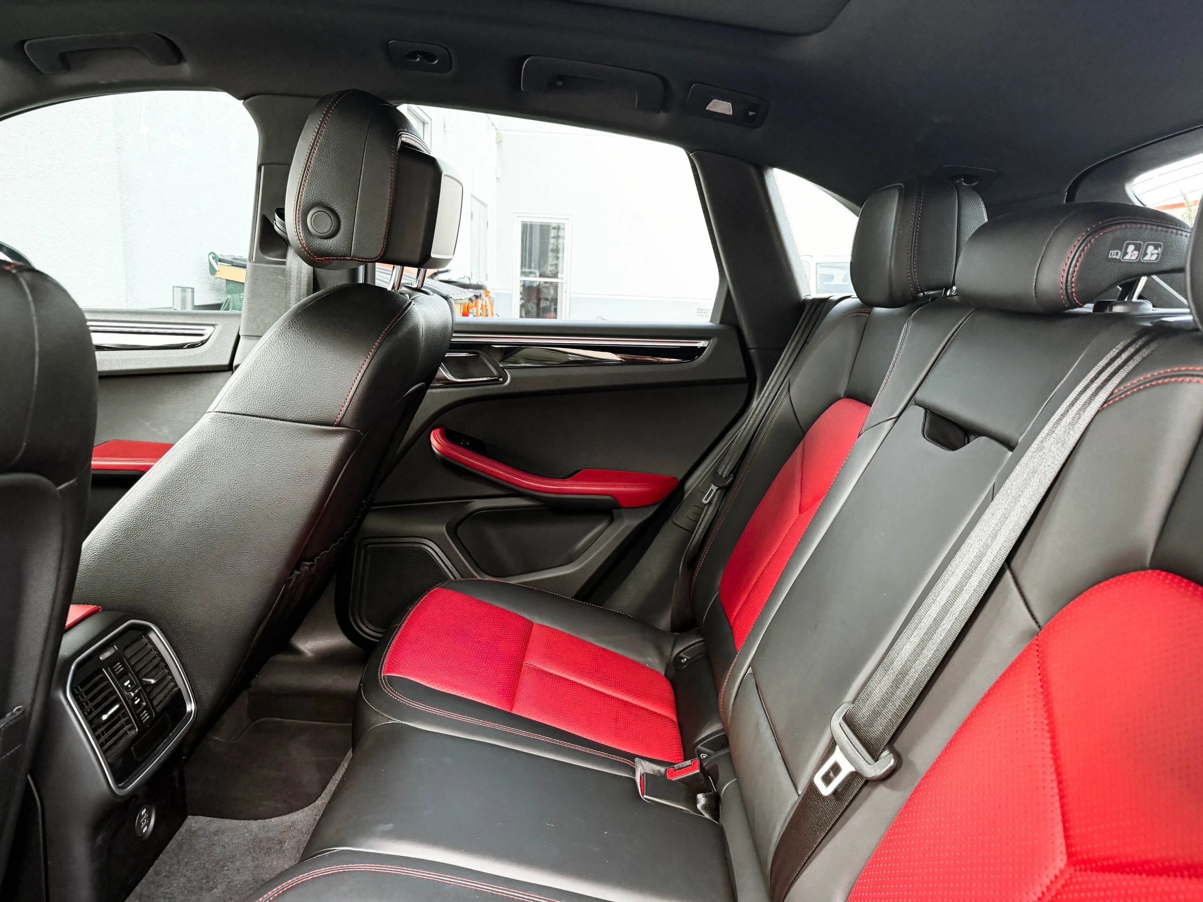 Used 2018 Porsche Macan Sport Edition AWD/4WD image 25
